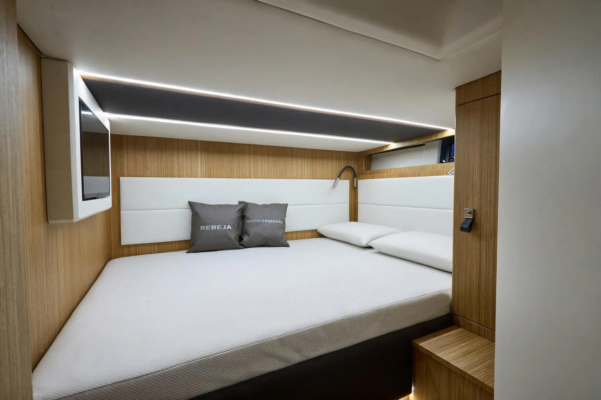 Cabina armatoriale con letto matrimoniale e cuscino ricamato Rebeja