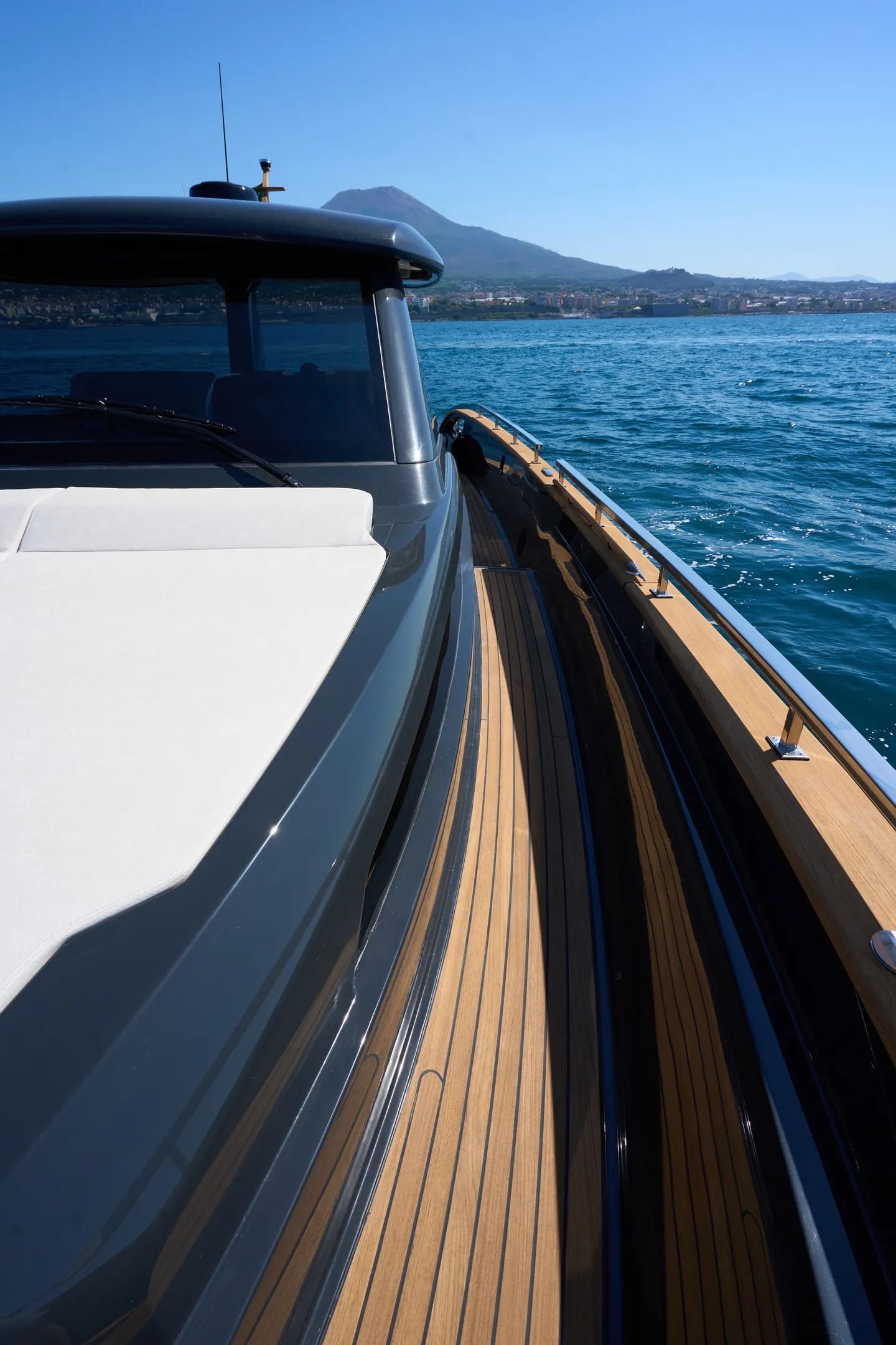 Passavanti laterale in teak che porta verso la prua, con il Vesuvio sullo sfondo