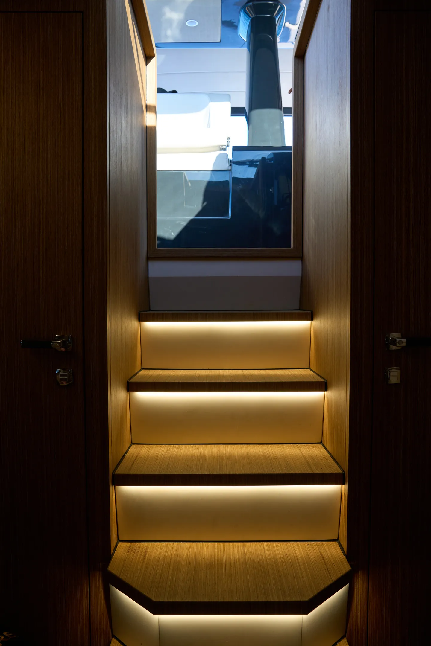 Scala di accesso al sottocoperta con gradini in legno e luci integrate