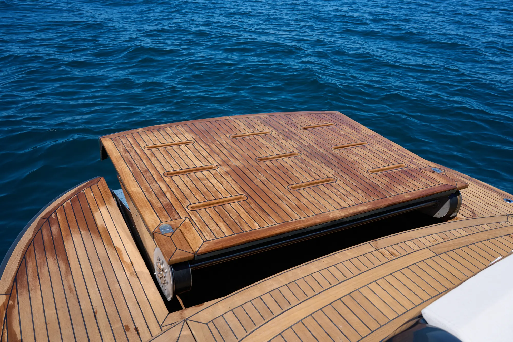 Piano in teak di poppa aperto sull’acqua