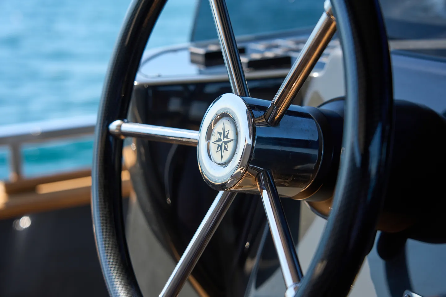 Dettaglio del volante in acciaio e pelle con la rosa dei venti al centro